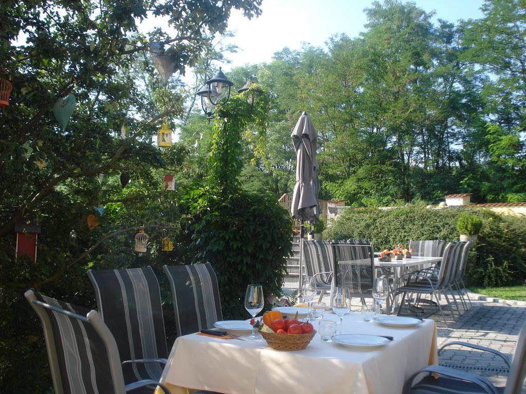 Pension Rudi - Weingut Kellner Hotell Pulkau Exteriör bild