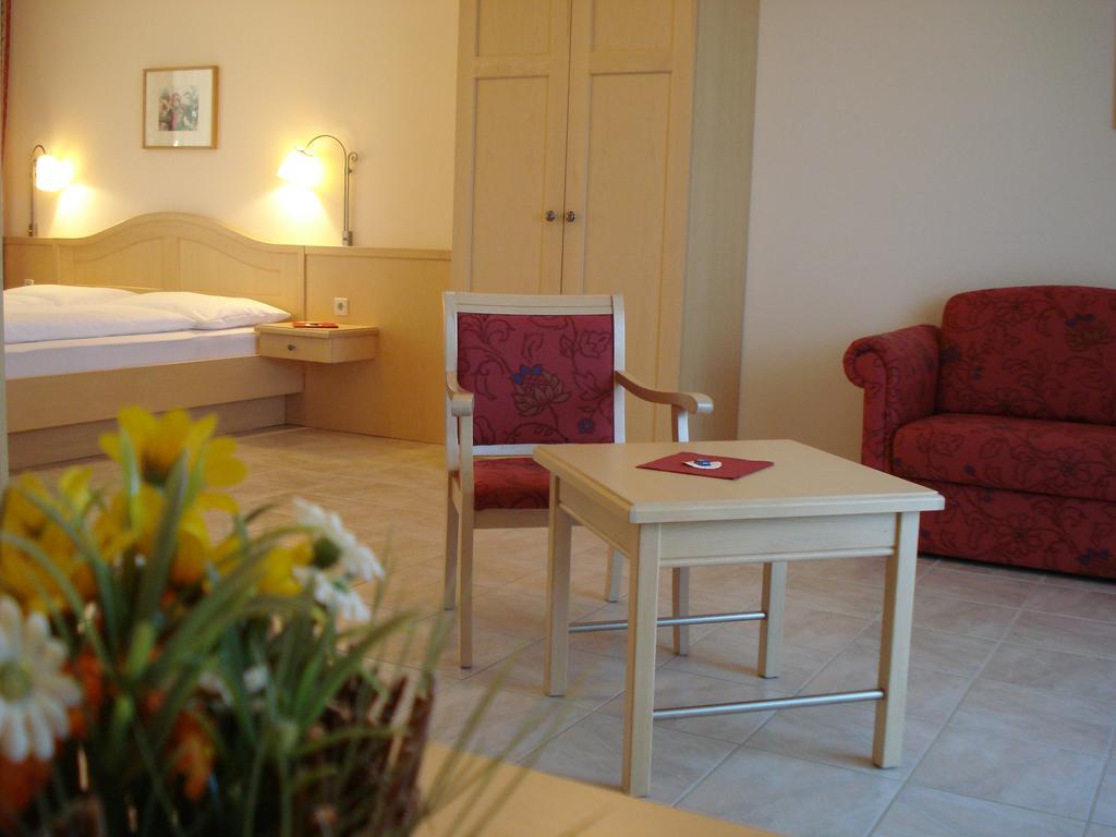 Pension Rudi - Weingut Kellner Hotell Pulkau Exteriör bild